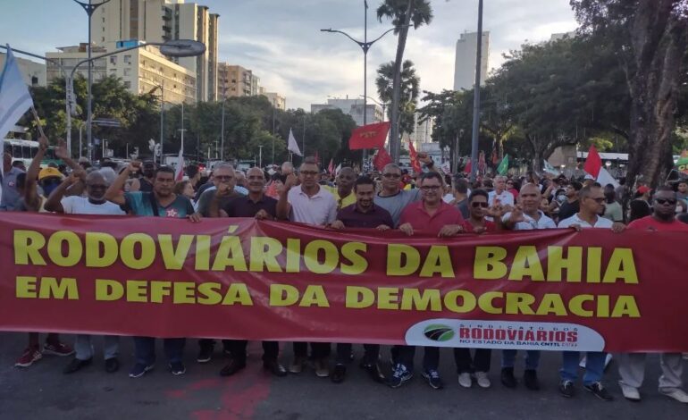  Os rodoviários da Bahia foram as ruas para defender a democracia brasileira